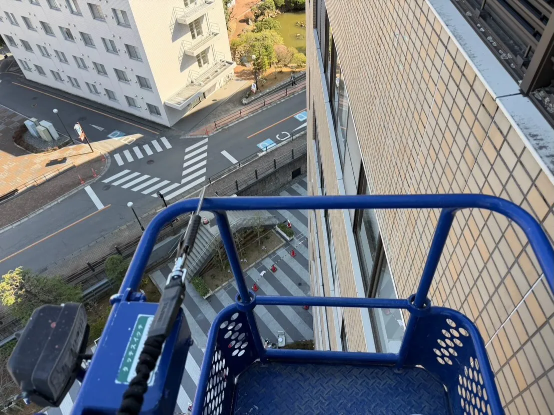 【高所作業車でシーリング打ち替え作業☀️】