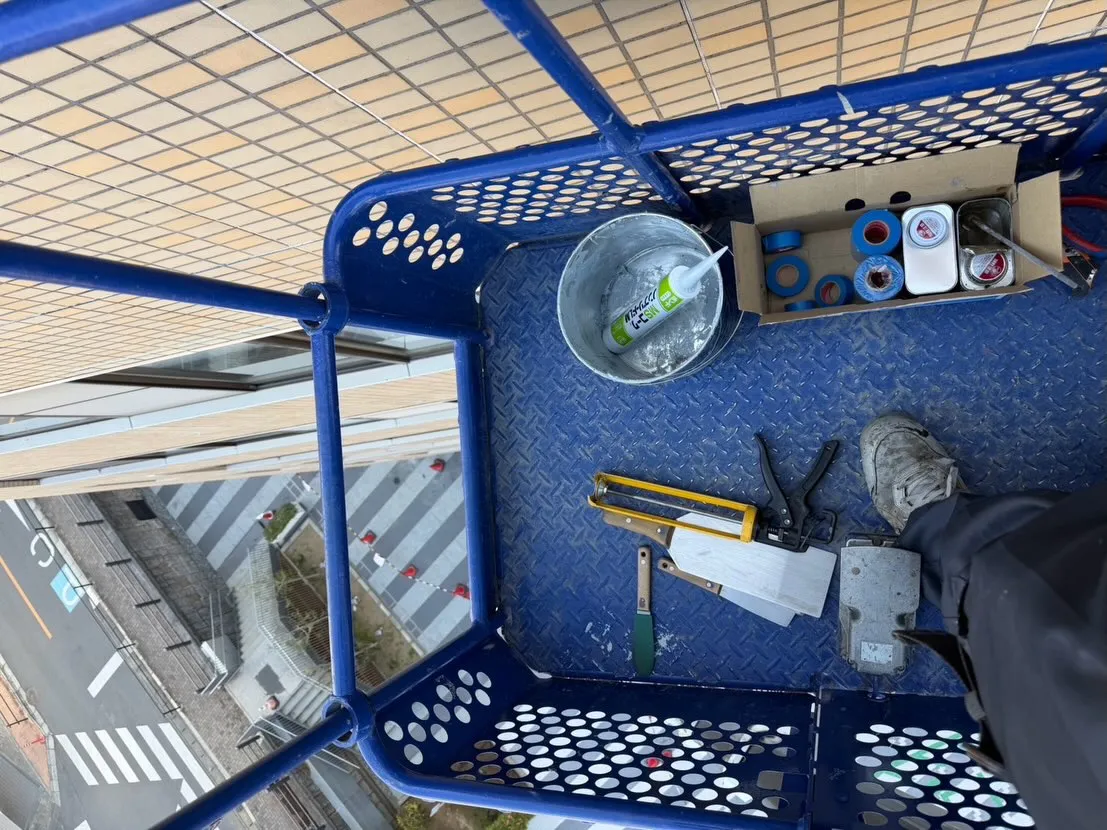 【高所作業車でシーリング打ち替え作業☀️】
