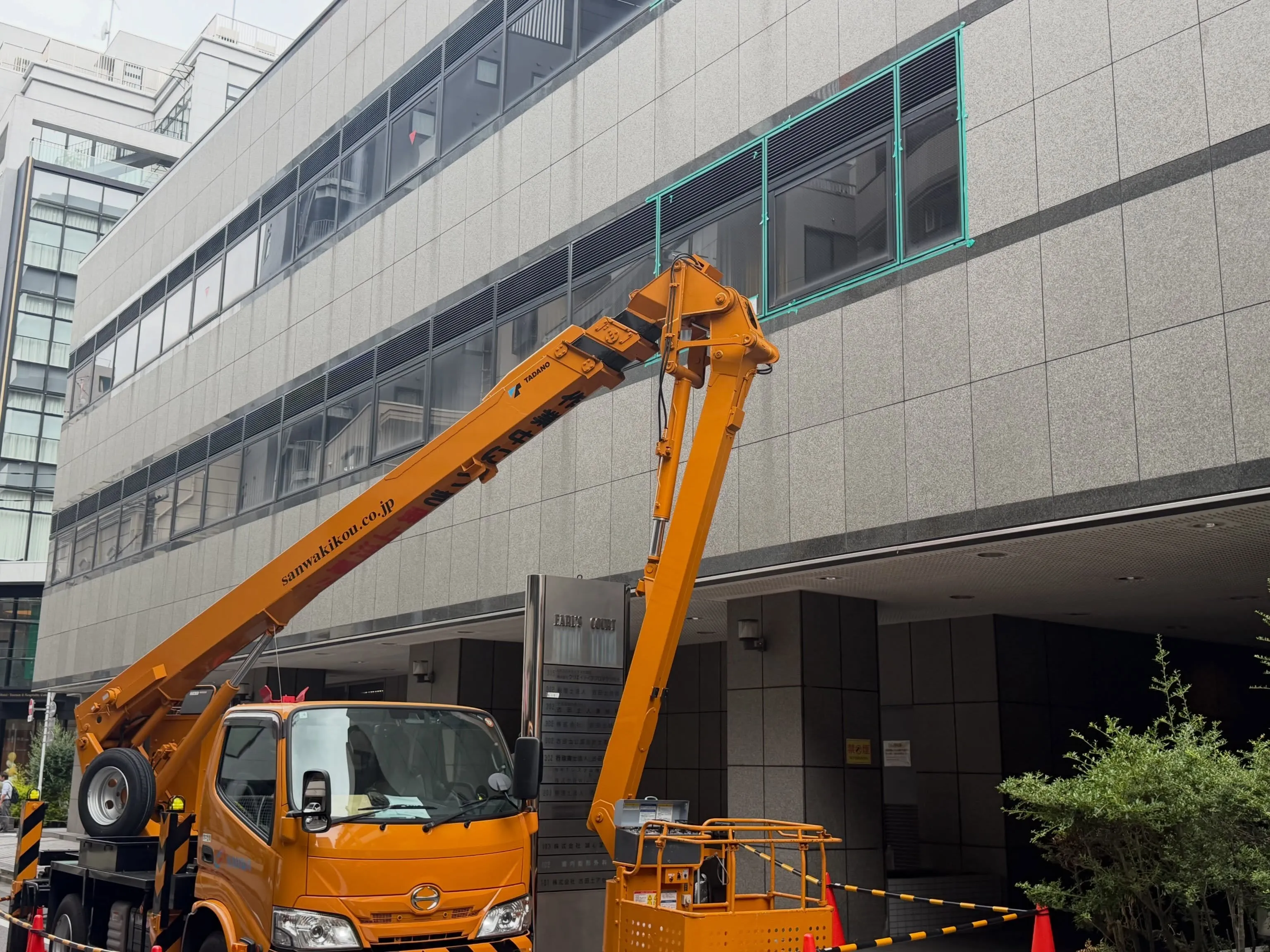 【高所作業車シーリング打ち替え工事🚧】