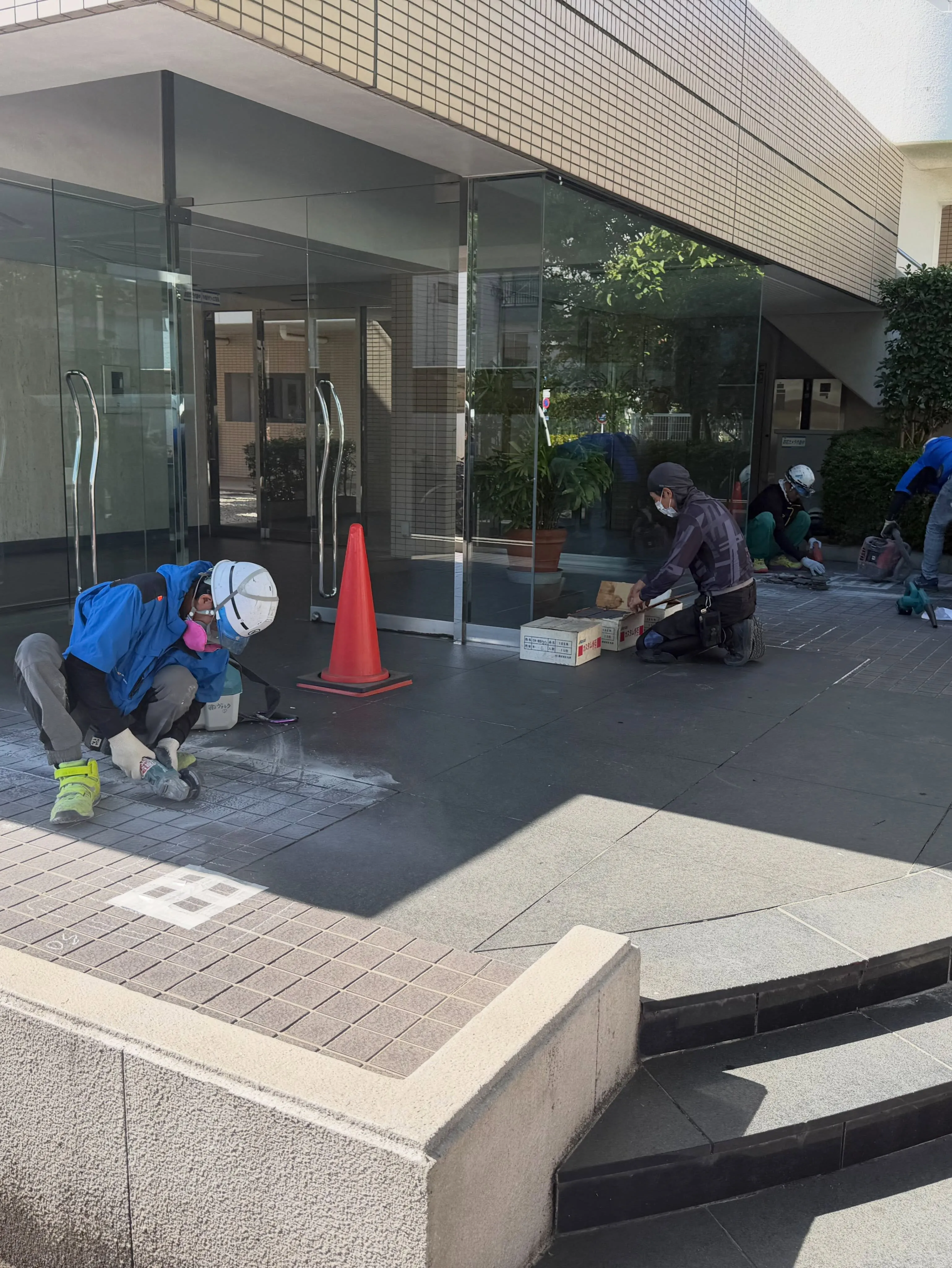 🏢【エントランス床タイル張り替え工事】